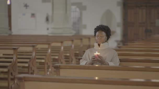 Religiosa Mulher Fazendo Fiel Cerimônia Oração Espiritual — Vídeo de Stock