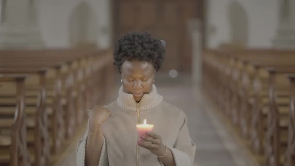 忠実な精神的な祈りの儀式を行う宗教的な女性 — ストック動画