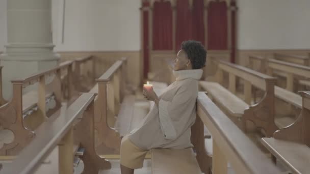 Religiosa Mujer Haciendo Fiel Ceremonia Oración Espiritual — Vídeo de stock
