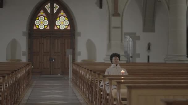 Religijna Kobieta Robi Wierną Duchową Ceremonię Modlitewną — Wideo stockowe
