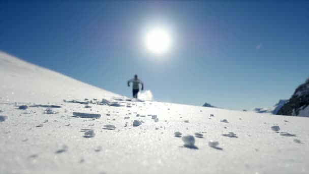 Alp Macerası Gezisi Derin Karlı Dağ Manzarası Nda Yürüyüş — Stok video