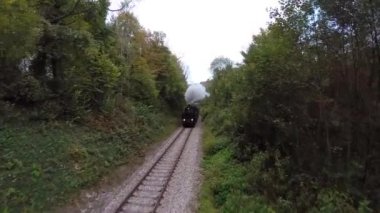 Tarihi Buhar Makinesi Lokomotifi tren raylarında ilerliyor. Yüksek kaliteli FullHD görüntüler