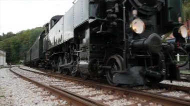 Tarihi Buhar Makinesi Lokomotifi tren raylarında ilerliyor. Yüksek kaliteli FullHD görüntüler