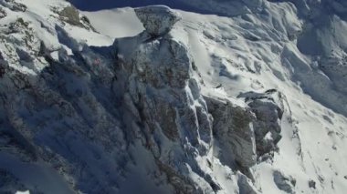 SnowMountain Peak Doğa Tepesi 'nin sinematik insansız hava görüntüsü. Yüksek kalite 4k görüntü