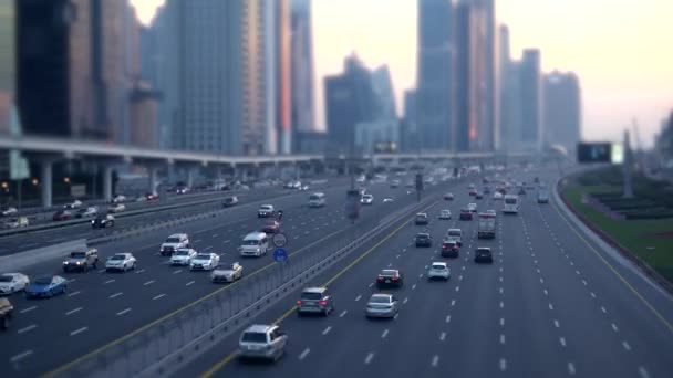 ラッシュアワー交通のバスティーヘクティック都市道路で運転する車 高品質の4K映像 — ストック動画