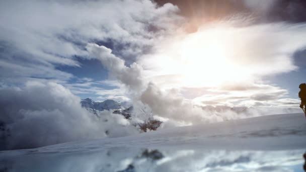 高山探险远足于深雪山风景区外 — 图库视频影像