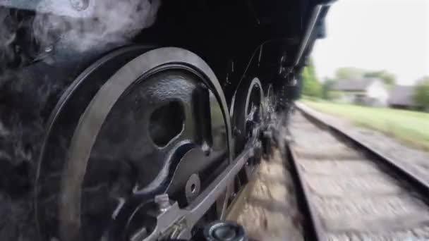 歴史的な蒸気機関車の列車は鉄道線路で運転しています 高品質のフルHd映像 — ストック動画