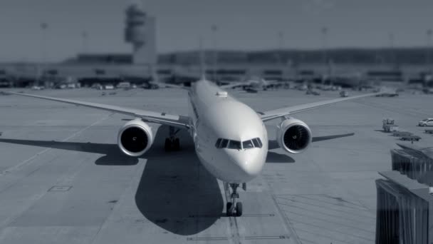 Avião Comercial Jet Plane Aterrissando Aeroporto Após Viagem Voo Imagens — Vídeo de Stock