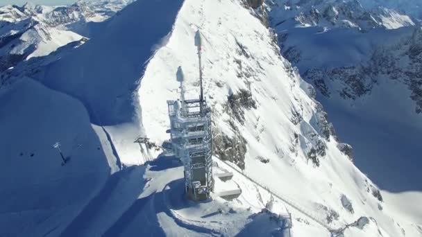 站在大雪山上的射电天线塔的空中视图 高质量的4K镜头 — 图库视频影像