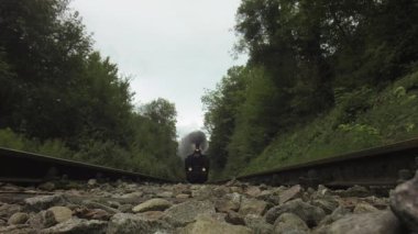 Tarihi Buhar Makinesi Lokomotifi tren raylarında ilerliyor. Yüksek kaliteli FullHD görüntüler