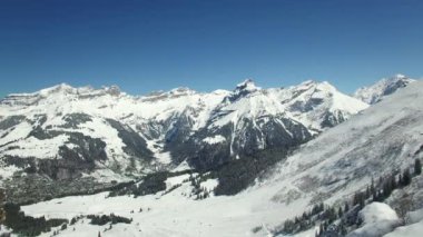 SnowMountain Peak Doğa Tepesi 'nin sinematik insansız hava görüntüsü. Yüksek kalite 4k görüntü