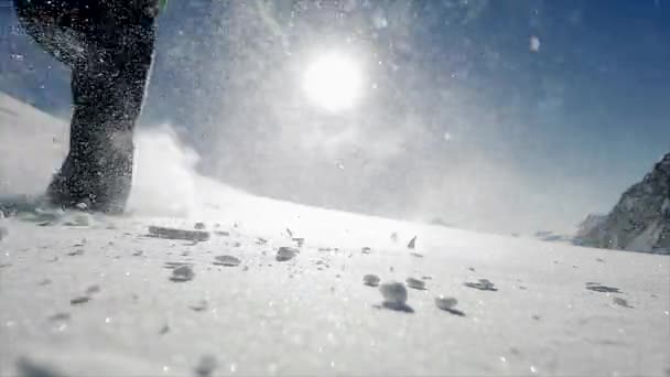 Alp Macerası Gezisi Derin Karlı Dağ Manzarası Nda Yürüyüş — Stok video
