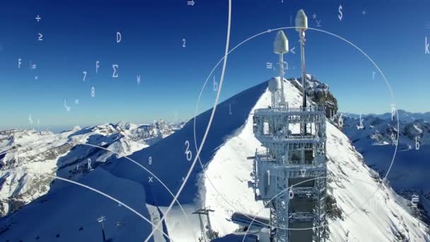站在大雪山上的射电天线塔的空中视图 高质量的4K镜头 — 图库视频影像