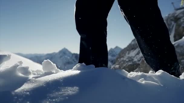Alpejska Wyprawa Przygodowa Wędrówki Głębokim Śniegu Krajobraz Górski Zewnątrz — Wideo stockowe
