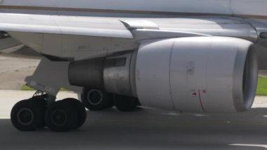 Ticari Uçak Jet Uçak Seyahatten sonra Havalimanı 'na indi. Yüksek kalite 4k görüntü