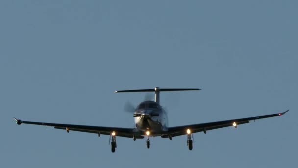 Avião Comercial Jet Plane Aterrissando Aeroporto Após Viagem Voo Imagens — Vídeo de Stock