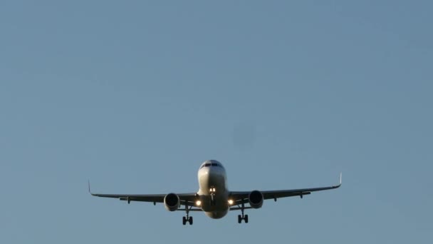 Avión Comercial Jet Plane Aterrizaje Aeropuerto Después Viaje Vuelo Imágenes — Vídeos de Stock