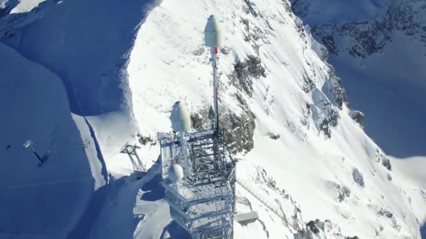 Αεροφωτογραφία Του Πύργου Κεραίας Που Στέκεται Ψηλό Βουνό Χιονιού Υψηλής — Αρχείο Βίντεο