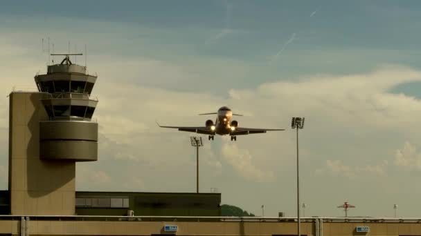飞机起降运输旅游商务机场背景 高质量的4K镜头 — 图库视频影像