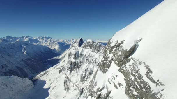 从空中俯瞰雪山山顶的风景 高质量的4K镜头 — 图库视频影像