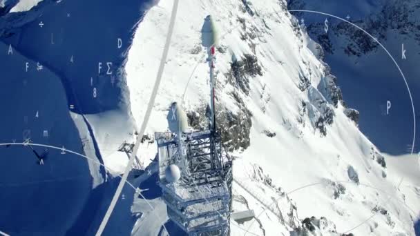 Yüksek Karlı Dağda Duran Radyo Anten Kulesinin Havadan Görüntüsü Yüksek — Stok video