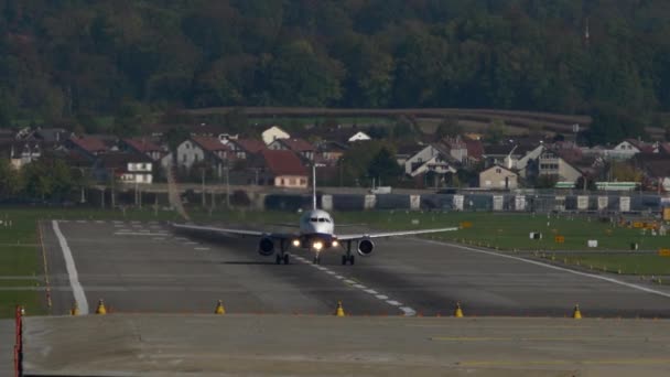商务专机喷气式飞机在飞行旅行后降落在机场 高质量的4K镜头 — 图库视频影像