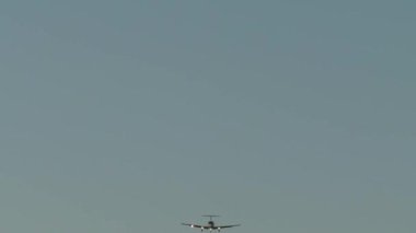 Ticari Uçak Jet Uçak Seyahatten sonra Havalimanı 'na indi. Yüksek kalite 4k görüntü