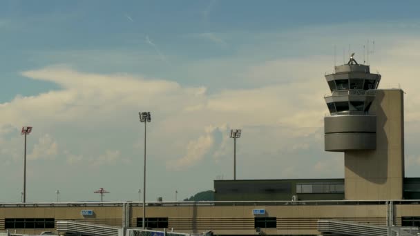 Посадка Реактивного Самолёта Аэропорту После Полёта Высококачественные Кадры — стоковое видео
