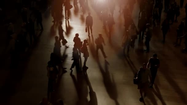 成群结队的商人走过城市街道 高质量的4K镜头 — 图库视频影像