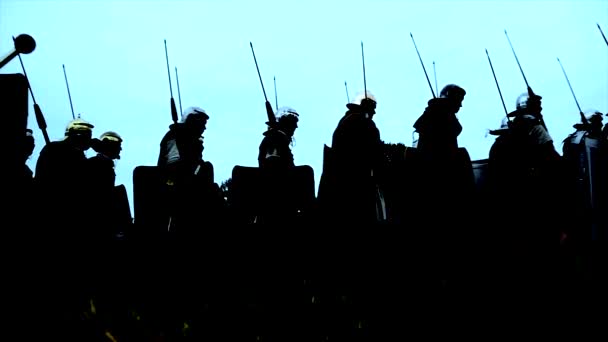 Tarihsel Gladyatörler Savaşa Giden Savaş Alanında Birlikte Yürüyorlar Yüksek Kaliteli — Stok video
