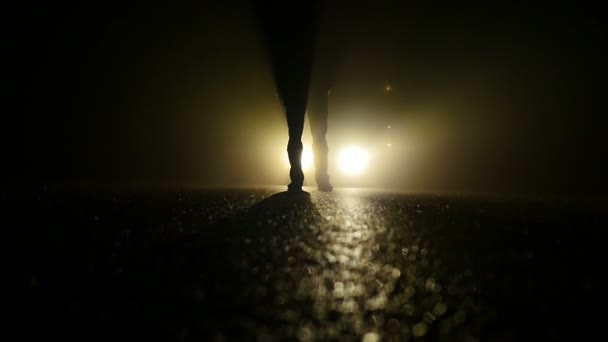 Silhouette Homme Effrayant Effrayant Marchant Pas Pas Dans Scène Obscurité — Video