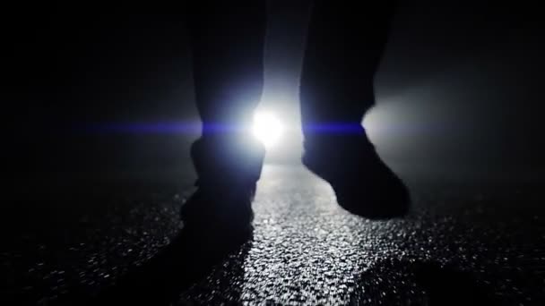 Una Persona Che Cammina Sola Strada Nella Notte Buia Filmati — Video Stock