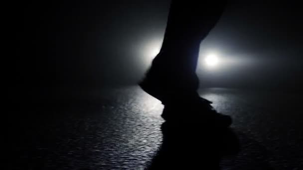Uma Pessoa Caminhando Sozinha Rua Noite Escura Imagens Fullhd Alta — Vídeo de Stock