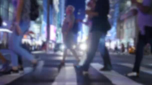 混雑した都市道路を歩く人々 メトロポリスで旅行 高品質の4K映像 — ストック動画