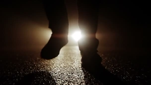 Silhouette Homme Effrayant Effrayant Marchant Pas Pas Dans Scène Obscurité — Video