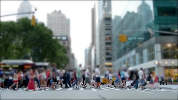 Ludzie Spacerujący Zatłoczoną Ulicą Miejską Podróżujący Metropolis Wysokiej Jakości Materiał — Wideo stockowe