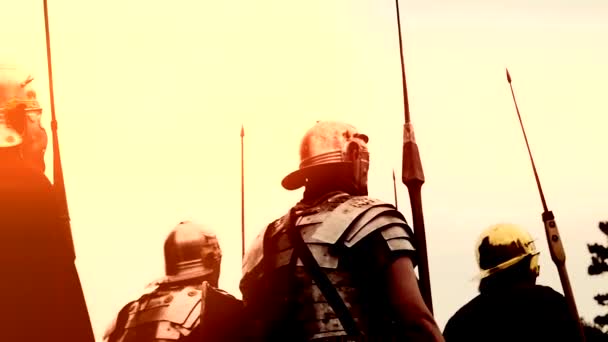 带盾牌和长矛行军的复古战士忧心忡忡优质Fullhd影片 — 图库视频影像