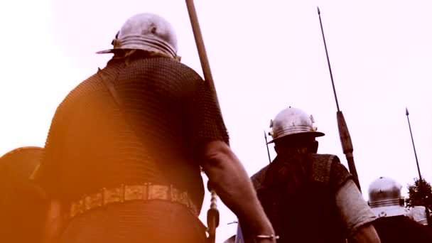 シールドとスピアーズマーチングで武装したレトロなヴィンテージ兵士の兵士 高品質のフルHd映像 — ストック動画