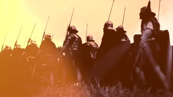 Ιστορικοί Μονομάχοι Στρατιώτες Που Περπατούν Μαζί Στο Πεδίο Μάχης Πηγαίνοντας — Αρχείο Βίντεο