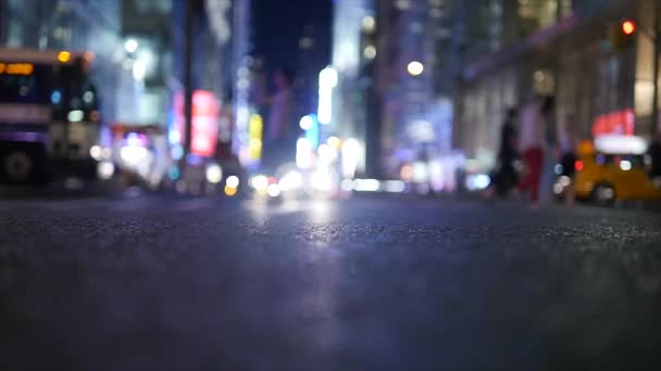 ラッシュアワー交通のシティビジネス地区で通勤する歩行者の群れ 高品質の4K映像 — ストック動画