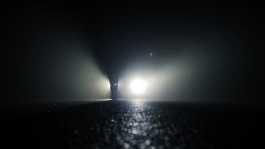 Karanlık Gece 'de Sokakta Tek Başına Yürüyen. Yüksek kaliteli FullHD görüntüler