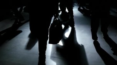 Şehir caddesinden geçen iş adamlarından oluşan bir kalabalık. Yüksek kalite 4k görüntü