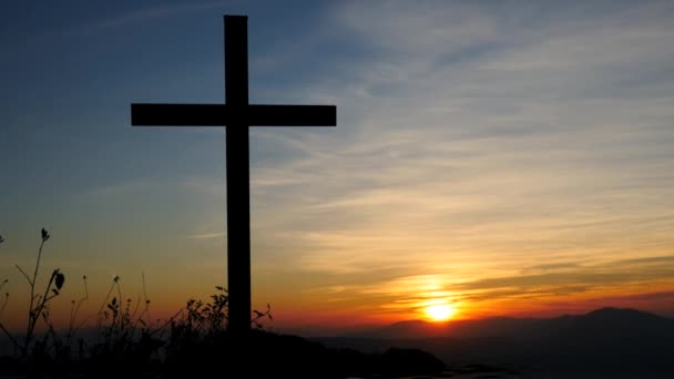 位于山顶景观顶部的神圣的宗教十字架 高质量的4K镜头 — 图库视频影像