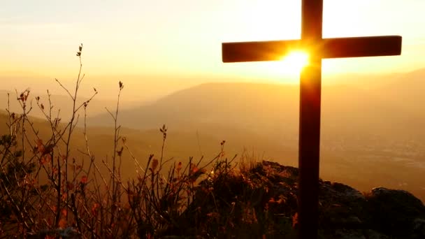 Svatý Náboženský Kříž Stojící Vrcholu Mountain Hill Krajiny Vysoce Kvalitní — Stock video