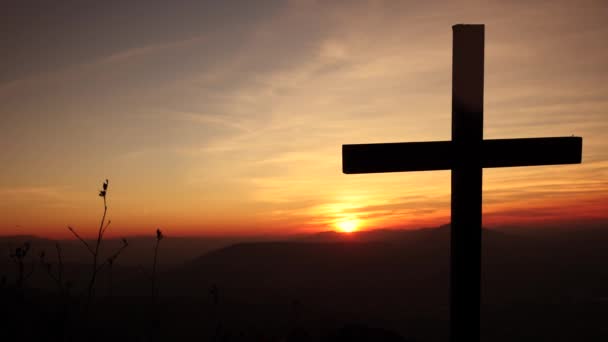 Heiliges Religiöses Kreuz Auf Dem Gipfel Der Berglandschaft Hochwertiges Filmmaterial — Stockvideo