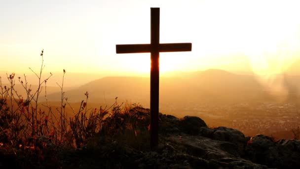 山の丘の景観の上に立っている聖なる宗教十字架 高品質の4K映像 — ストック動画