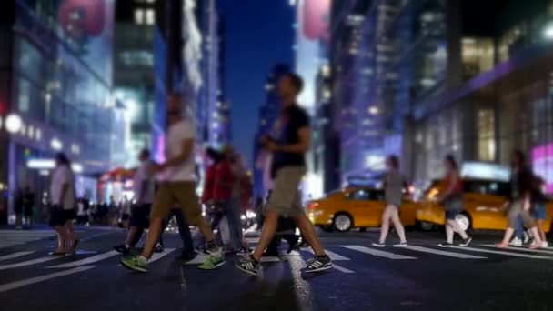 Üzletemberek Tömege Sétál Városban Átkelve Városi Utcán Kiváló Minőségű Felvételek — Stock videók