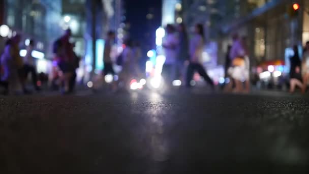 混雑した都市道路を歩く人々 メトロポリスで旅行 高品質の4K映像 — ストック動画