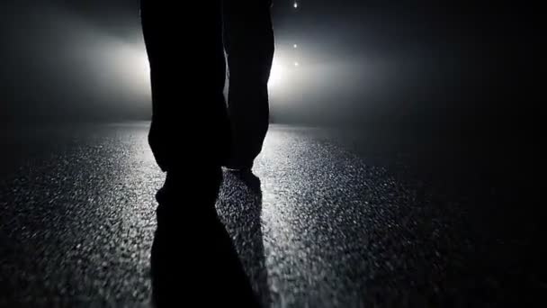 Silhueta Homem Assustador Assustador Caminhando Passos Cena Das Trevas Místicas — Vídeo de Stock
