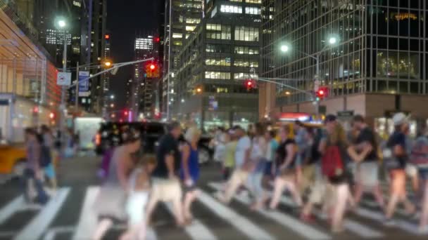 Emberek Sétálnak Zsúfolt Városi Úton Utazás Metropolisban Kiváló Minőségű Felvételek — Stock videók